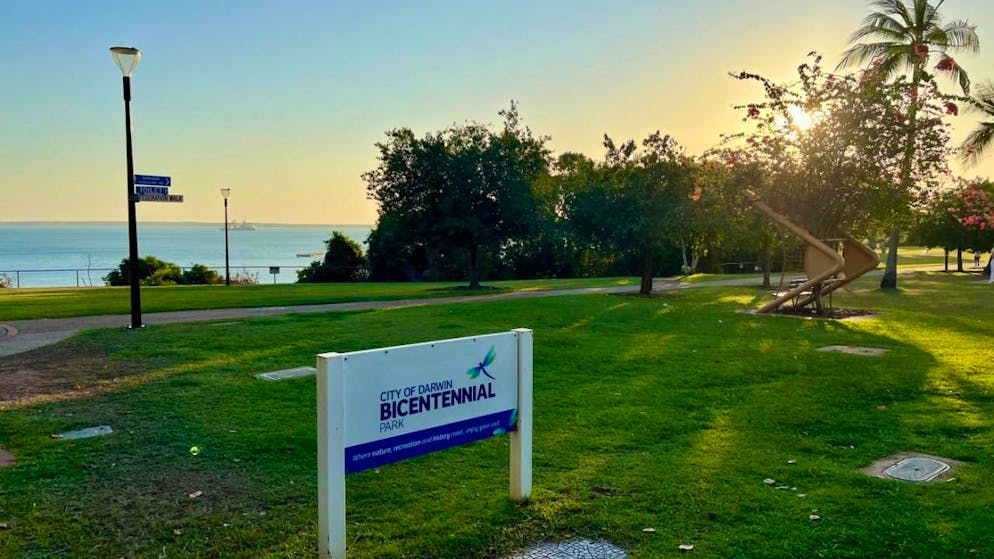 Die Sonne geht am 02.08.2024 über dem Bicentennial Park in Darwin unter. Der Zyklon «Fina» steuert auf die Stadt im Northern Territory zu. Foto: Carola Frentzen/dpa