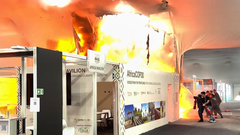 L'incendio scoppiato nella Blue zone della Cop30 in corso a Belém, in Brasile.