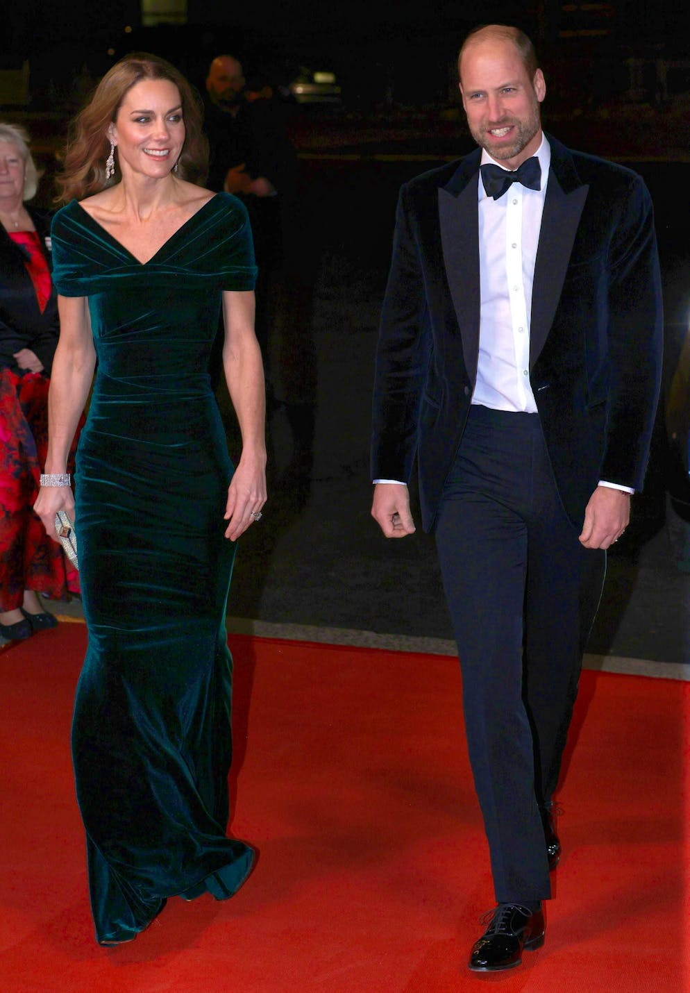 La principessa Kate e il principe William fanno un'apparizione da urlo. Il principe William ha indossato un abito di velluto nero con un papillon.