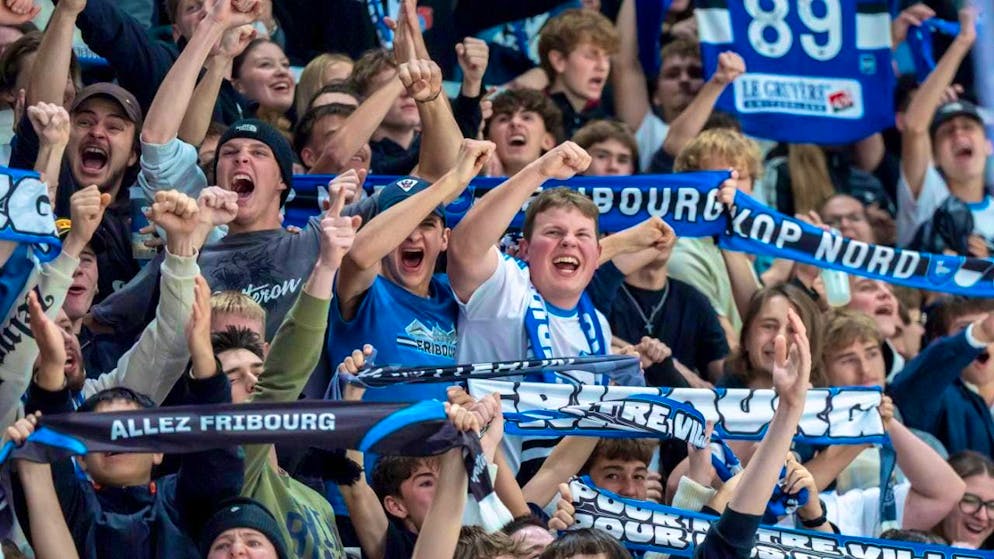 Gottéron fans celebrate their team's winning goal