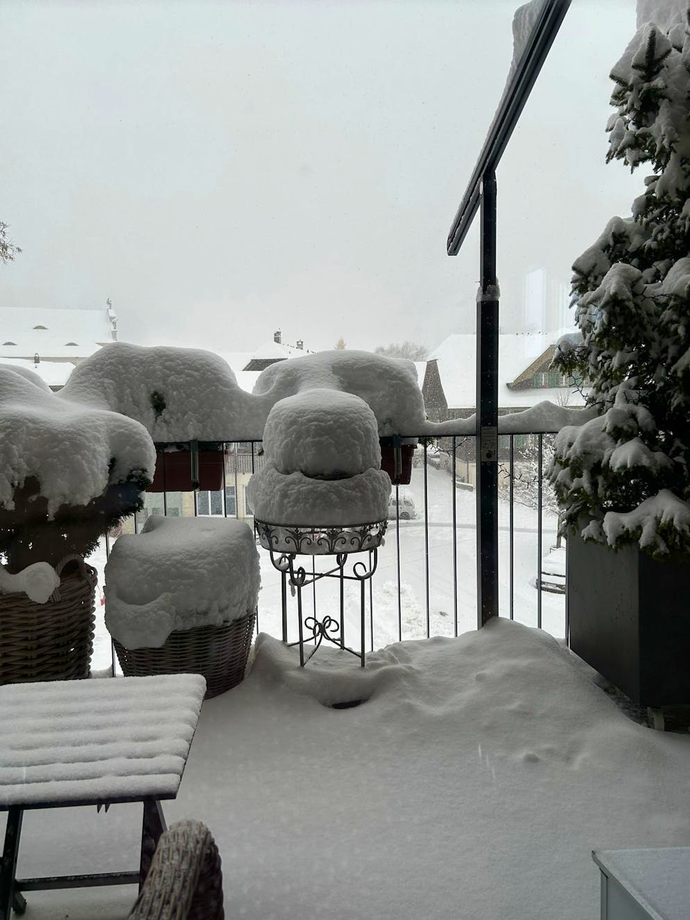 Die schönsten Schneebilder der blue News Leserreporter. Dieser Balkon in Heiden AR ist jetzt im Winterschlaf.