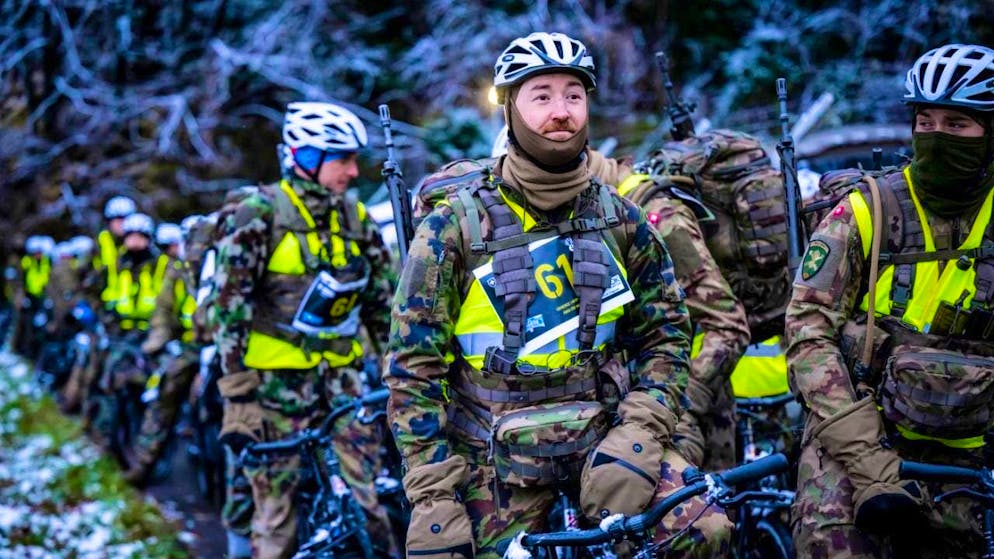 Starting signal for military competition: members of the armed forces on bicycles in Lavey-Morcles VD.