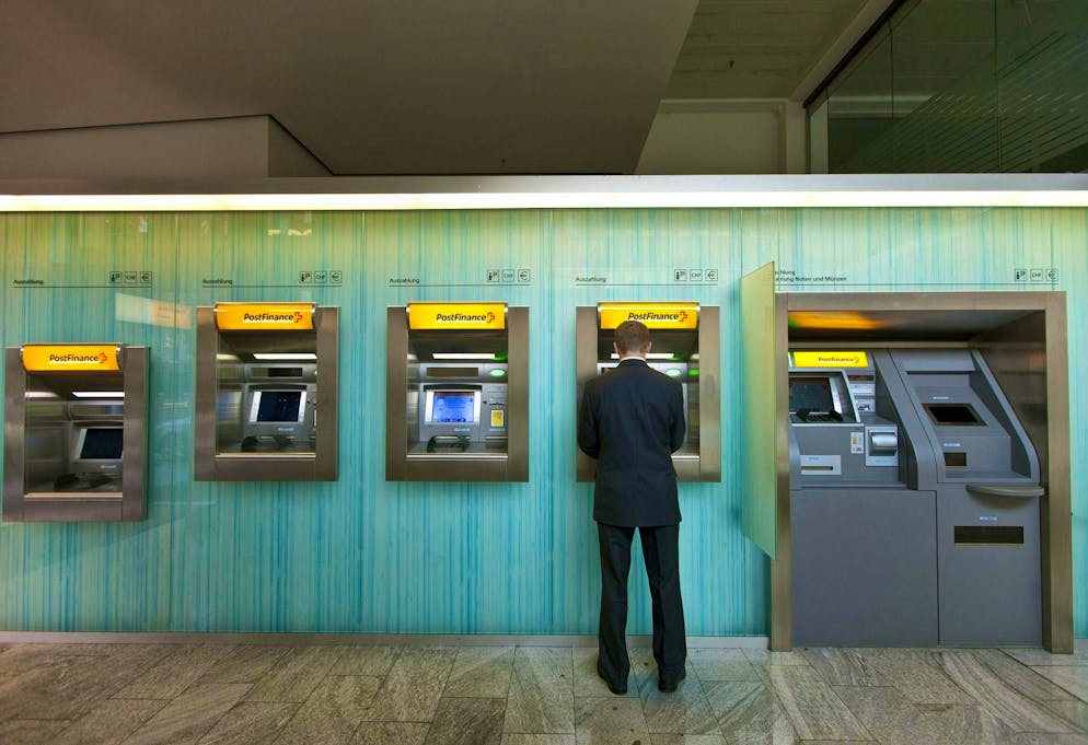 Will there soon only be Postomats? Swiss Post wants to become the sole ATM operator. But so does Six.