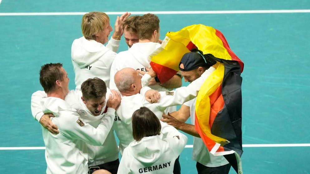 Das deutsche Davis-Cup-Team bejubelt nach einem Krimi gegen Argentinien den Halbfinaleinzug.