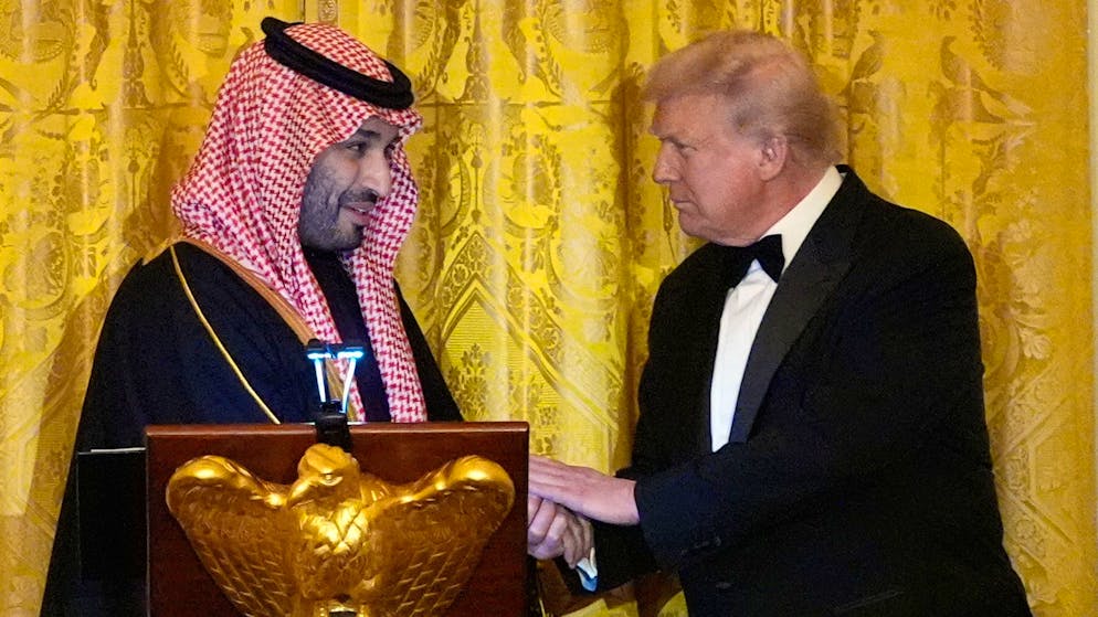 US-Präsident Trump (r.) hält ihn in für unschuldig – und stellt sich damit gegen US-Geheimdiensterkenntnisse: Erstmals seit der Ermordung des saudischen Journalisten Khashoggi wurde Kronprinz bin Salman (l.) im Weissen Haus empfangen worden. (18. November 2025)