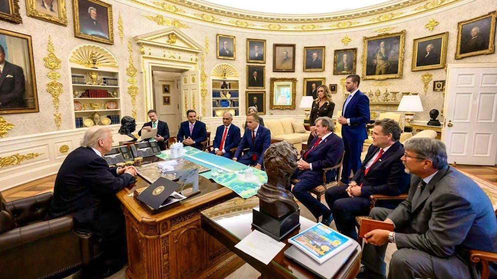 The picture and the gifts - a Rolex table clock and a gold bar - made headlines around the world: Swiss entrepreneurs visit Donald Trump on November 5, 2025, to seek a reduction in US tariffs on Swiss goods.