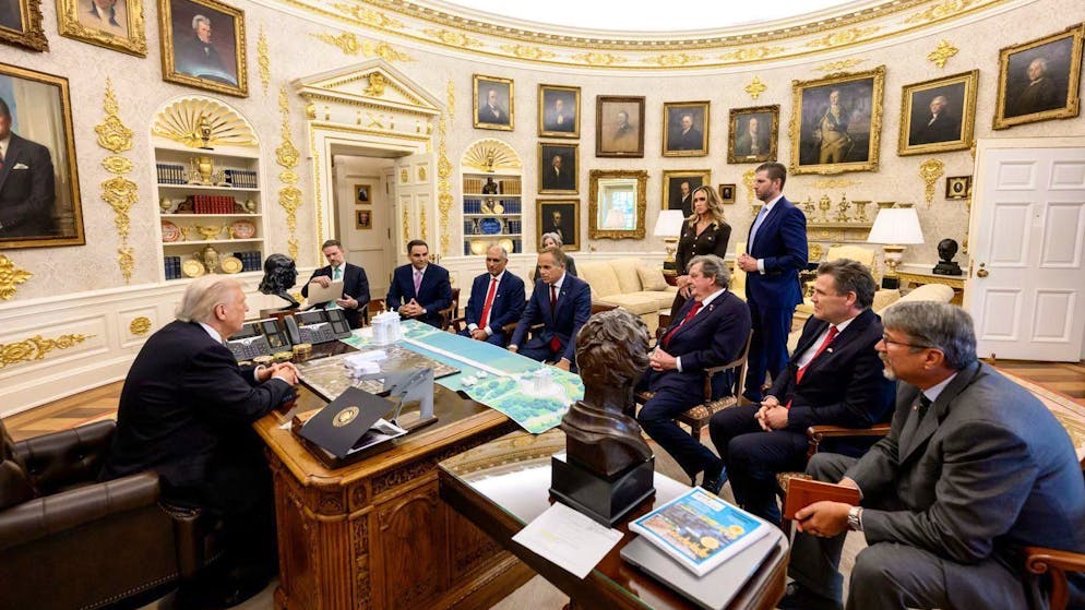 Das Bild und die Geschenke – eine Rolex-Tischuhr und ein Goldbarren – sorgten weltweit für Schlagzeilen: Am 5. November 2025 besuchen Schweizer Unternehmer Donald Trump, um eine Senkung der US-Zölle für Schweizer Güter zu erwirken.