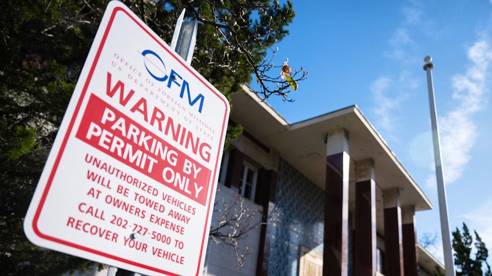 Façades écaillées et volets brisés. A Washington, la valse diplomatique des ambassades fantômes