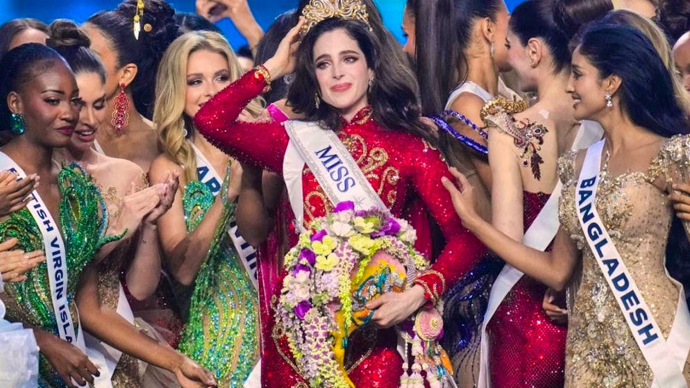 dpatopbilder - Fatima Bosch (M) is celebrated by the other contestants after her victory at the Miss Universe 2025 pageant. Photo: Sakchai Lalit/AP/dpa
