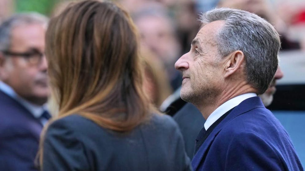 ARCHIV - Der ehemalige französische Präsident Nicolas Sarkozy und seine Frau Carla Bruni-Sarkozy (Archivbild). Foto: Thibault Camus/AP/dpa