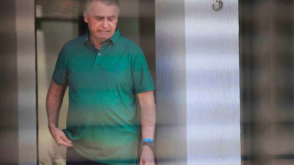 ARCHIVE - Brazil's former president Jair Bolsonaro stands at the entrance to his house, where he is under house arrest. Photo: Luis Nova/AP/dpa