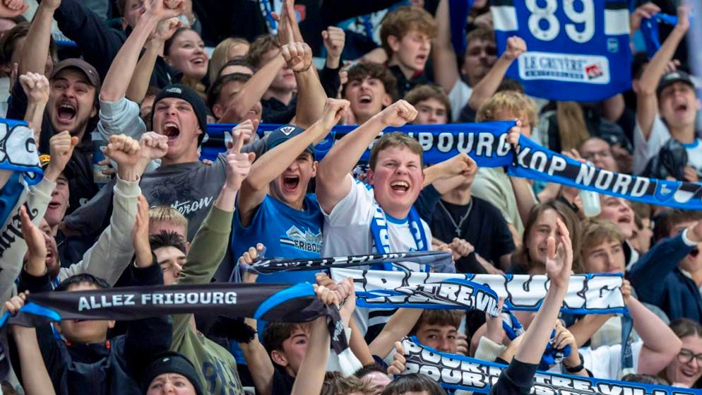 Gottéron-Fans jubeln über den Siegtreffer ihres Teams