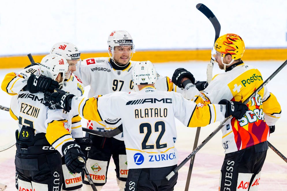 I bianconeri festeggiano il 2-0 segnato da Fazzini.