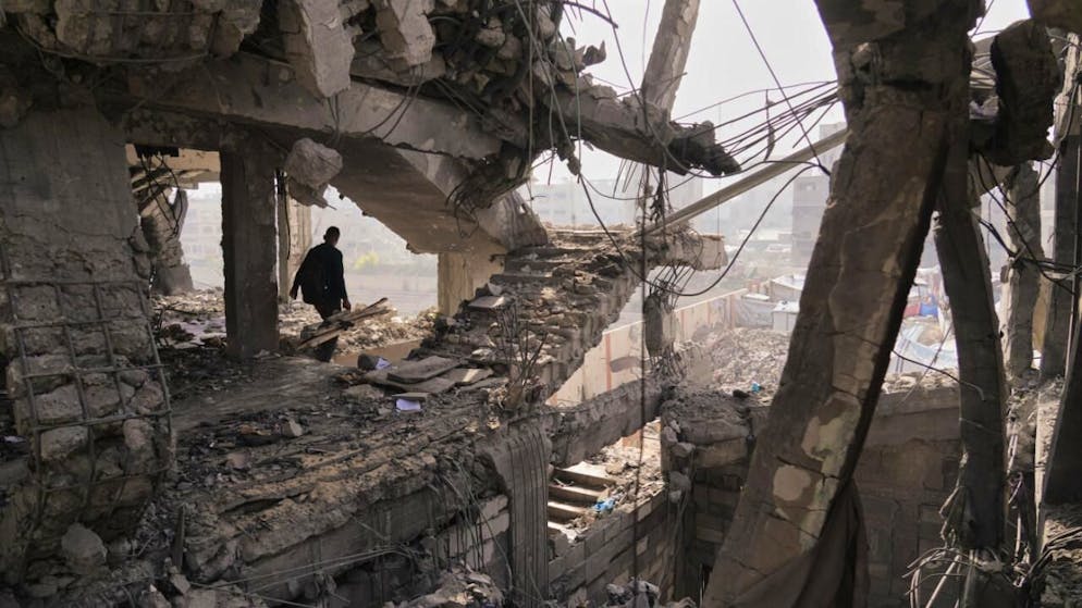 dpatopbilder - Palästinenser inspizieren einen Tag nach einem israelischen Angriff auf ein Gebäude in Gaza die Ruinen. Foto: Jehad Alshrafi/AP/dpa