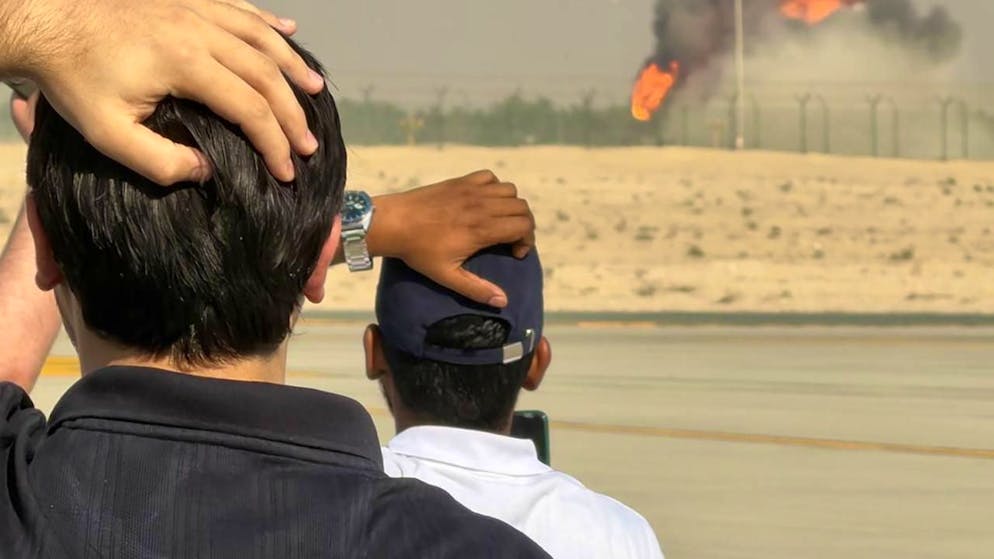 Blick auf die Absturzstelle eines Flugzeugs auf der Dubai Airshow 2025. Foto: Irina Karabut/TASS via ZUMA Press/dpa
