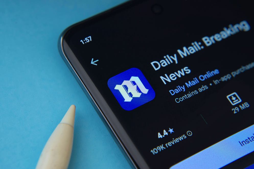 Die Daily Mail App aus dem Google Playstore wird auf dem Bildschirm eines Smartphones angezeigt The Daily Mail app from Google Playstore is displayed on a smartphone screen Copyright: imageBROKER/MojahidxMottakin iblmmo12917623.jpg Bitte beachten Sie die gesetzlichen Bestimmungen des deutschen Urheberrechtes hinsichtlich der Namensnennung des Fotografen im direkten Umfeld der Veröffentlichung