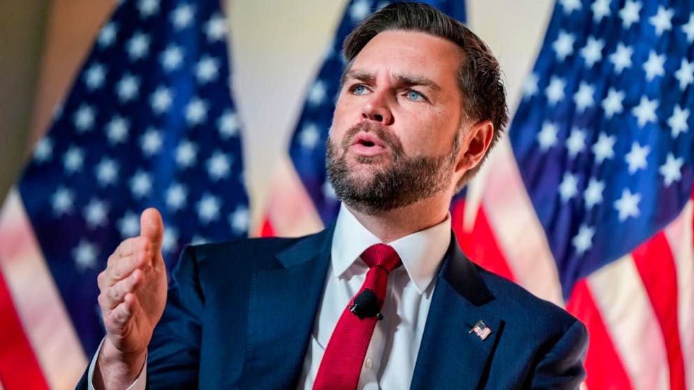 US-Vizepräsident JD Vance spricht mit dem Leiter des Washingtoner Büros von Breitbart News im Andrew W. Mellon Auditorium in Washington. Foto: Julia Demaree Nikhinson/AP/dpa