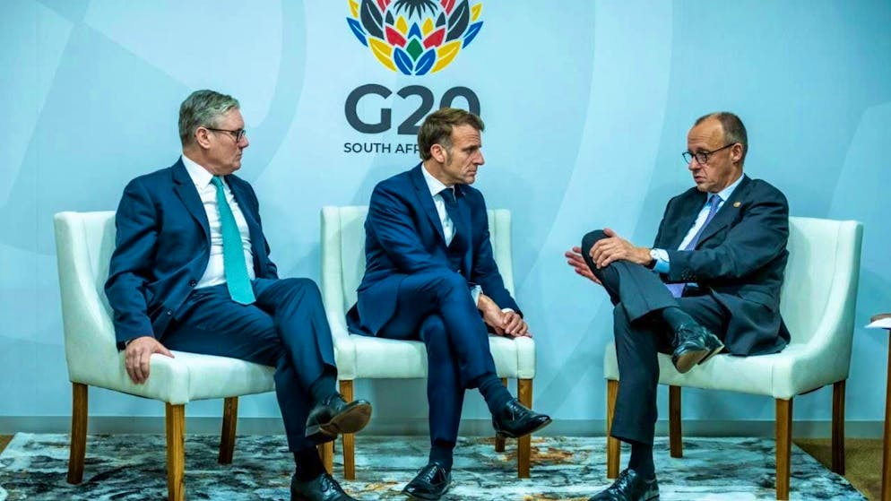 dpatopbilder - German Chancellor Friedrich Merz (CDU) sits with Emmanuel Macron (M), President of France, and Keir Starmer (l), Prime Minister of Great Britain, at the G20 summit. The agenda includes the economy, energy and climate change. Photo: Michael Kappeler/dpa-Pool/dpa
