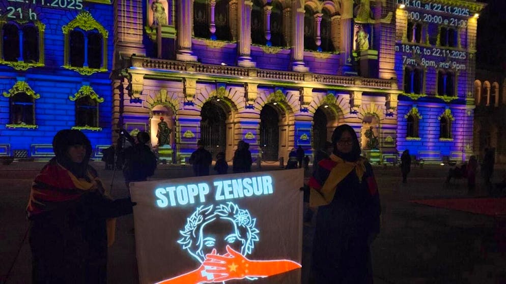 465,000 people watched the light show on the façade of the Federal Palace - Gallery. With their own light show, Swiss-Tibetan activists drew attention to the removal of images from Tibet from the light projection on the Bundeshaus.