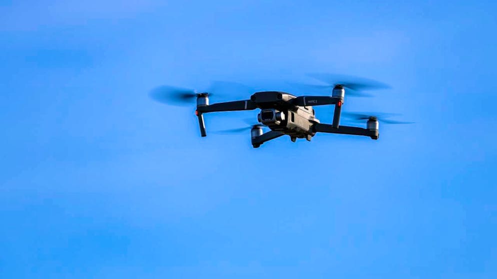 ARCHIV - Eine Drohne fliegt in der Luft. Immer wieder muss nach Drohnensichtungen an europäischen Flughäfen der Flugbetrieb temporär eingestellt werden. Foto: Jan Woitas/dpa