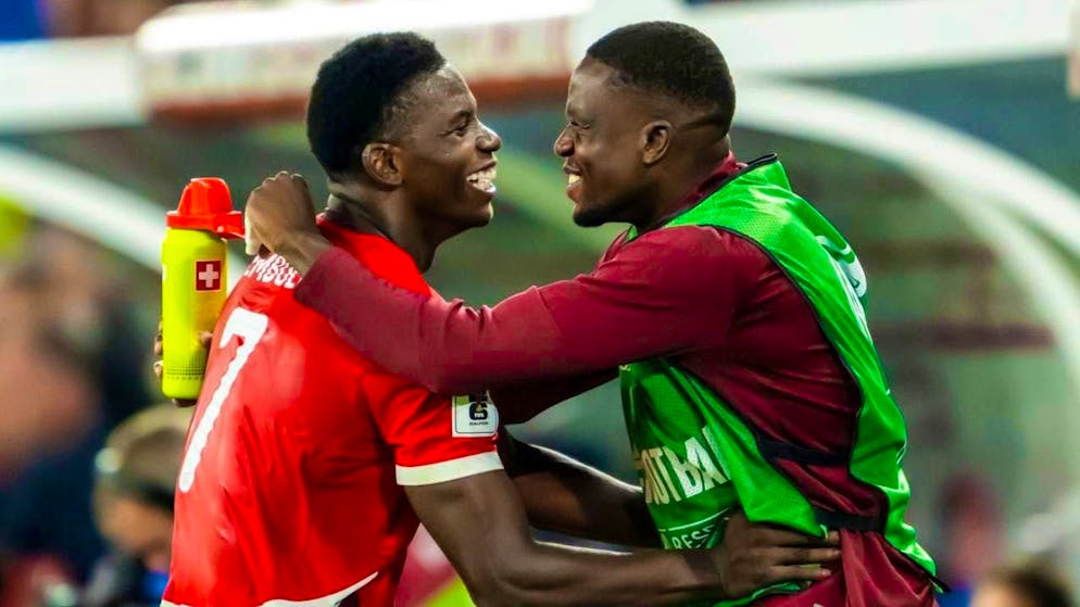 Colleague in the national team, opponent at the club: Breel Embolo (left) emerges victorious in a duel with Denis Zakaria.
