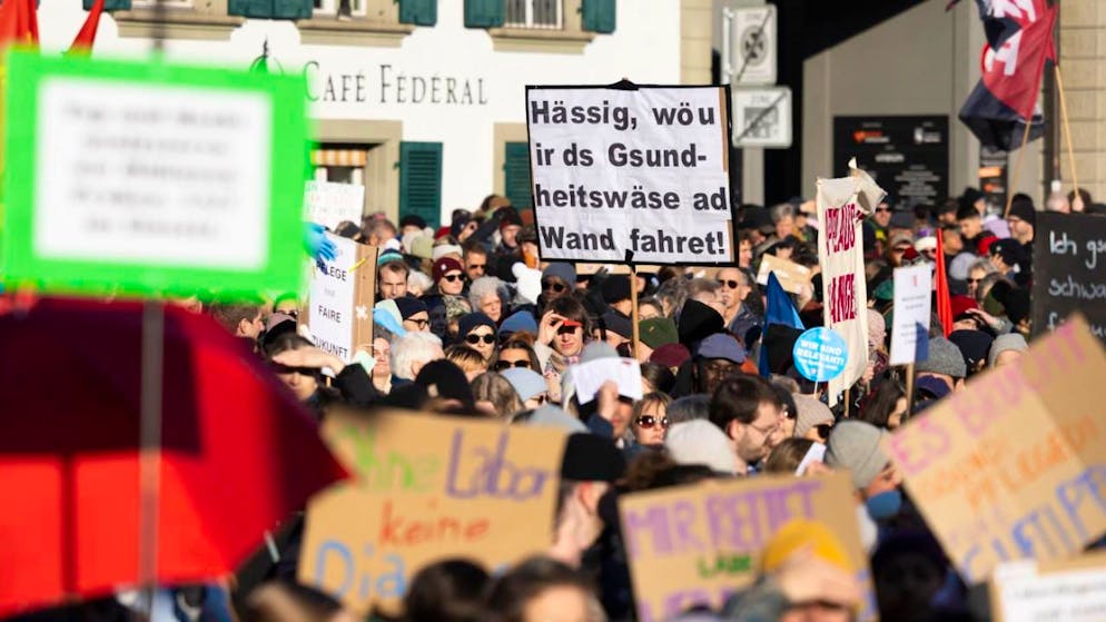 Mindestens 3000 Menschen haben sich am Samstagnachmittag auf dem Bundesplatz versammelt, um für eine rasche Umsetzung der Pflegeinitiative zu demonstrieren.