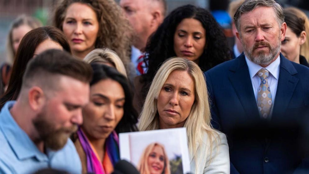 Die republikanischen Abgeordneten Marjorie Taylor Greene (2.vr) und Thomas Massie (r) reagieren während einer Pressekonferenz zum Epstein Files Transparency Act vor dem US-Kapitol. Foto: Julia Demaree Nikhinson/AP/dpa