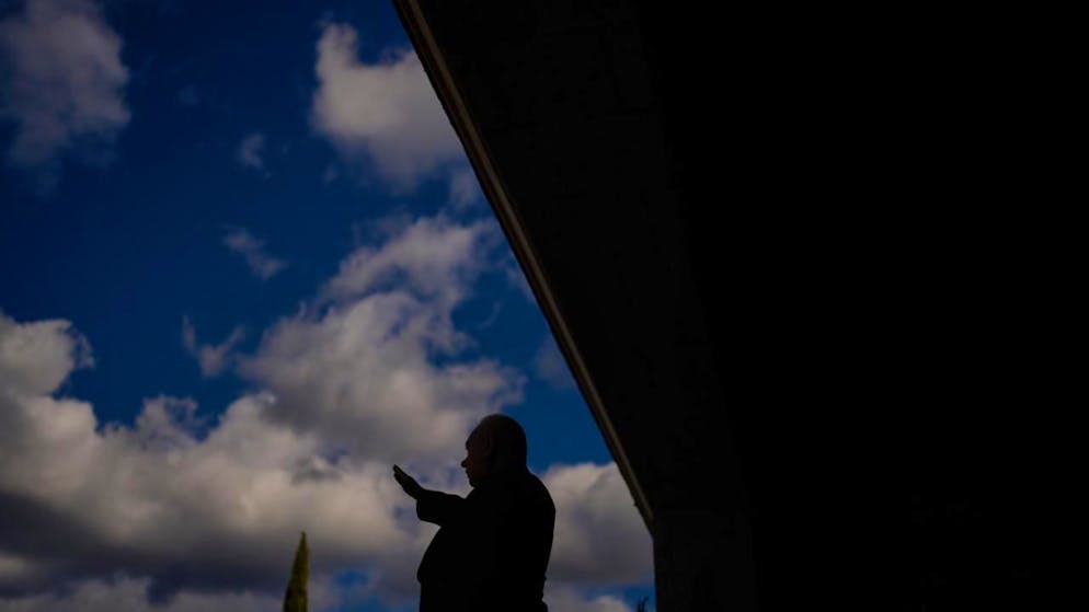 Photo d'illustration d'un homme effectuant le salut fasciste, la veille, sur la tombe de Franco.