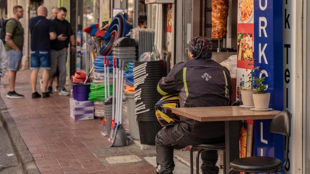 Menschen gehen eine Straße im Stadtteil Fatih entlang. Foto: Ahmed Deeb/dpa