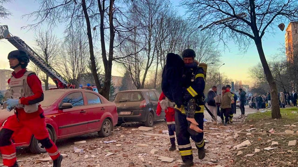 HANDOUT - A rescuer evacuates a child after a Russian attack (archive photo). Photo: Uncredited/Ukrainian Emergency Service/AP/dpa - ATTENTION: For editorial use only and only with full attribution of the above credit