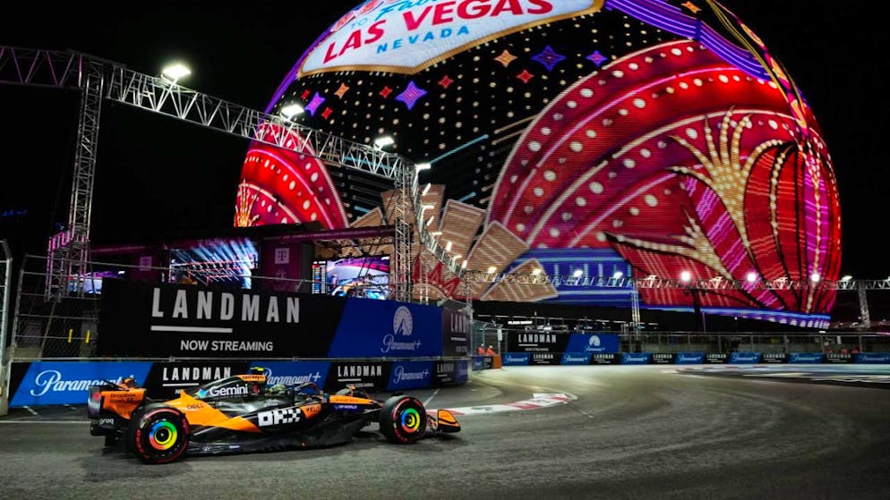 WM-Leader Lando Norris im McLaren blieb bei nassen Bedingungen im Qualifying für den Grand Prix von Las Vegas cool.