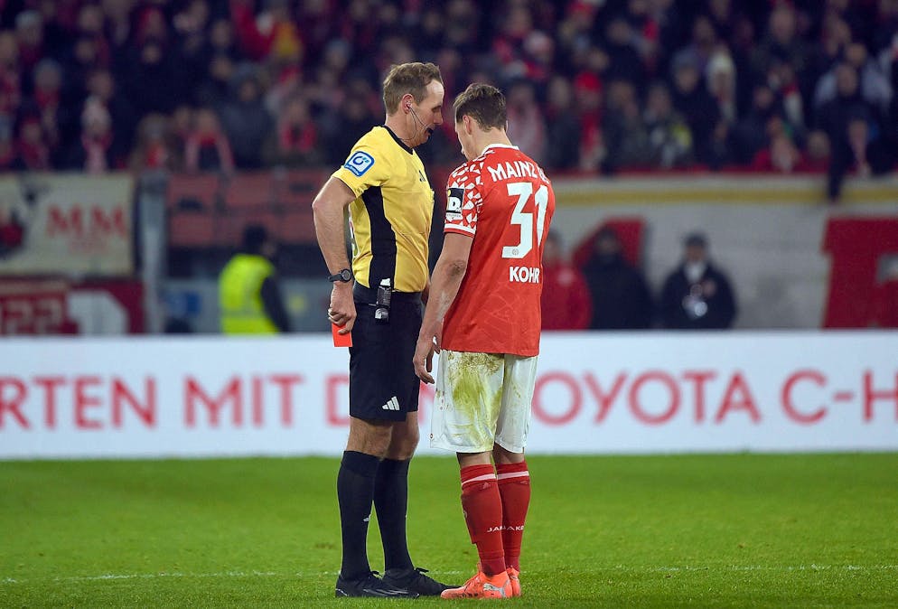 Sascha Stegemann zeigt Dominik Kohr die Rote Karte.