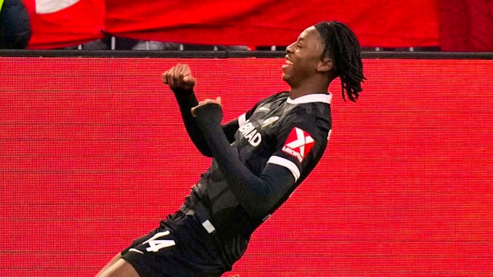 Johan Manzambi celebrates after scoring 2:0 against Bayern - in the end Freiburg lose 2:6