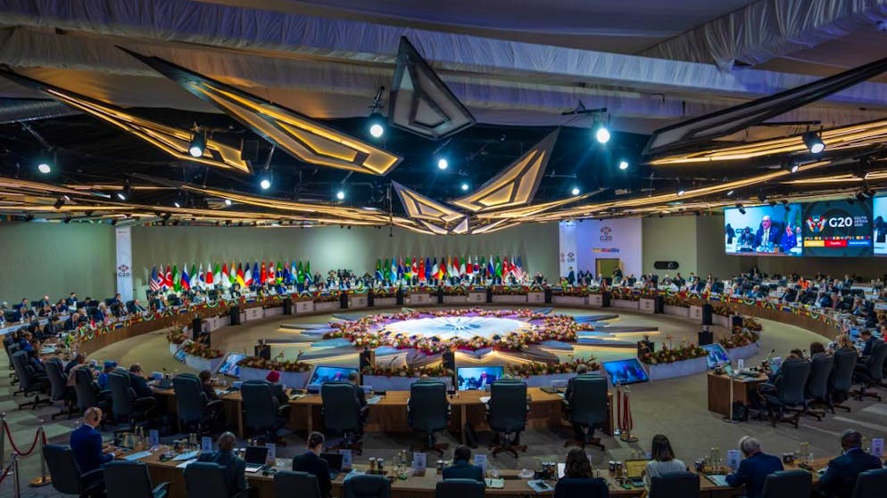 Die Eröffnungssitzung beim G20-Gipfel. Auf der Agenda stehen die Themen Wirtschaft, Energie und Klimawandel. Foto: Michael Kappeler/dpa-Pool/dpa