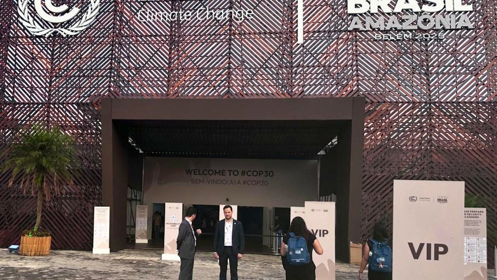 Auf dem äußeren Konferenzgelände der Weltklimakonferenz COP30 wirkt am Morgen nach dem Brand alles weitgehend normal. Foto: Martina Herzog/dpa