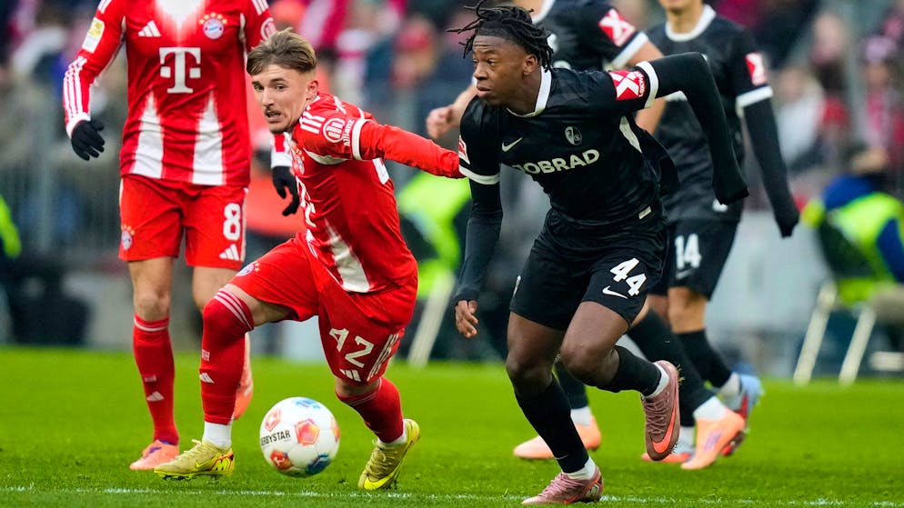 Johan Manzambi (rechts) trifft für Freiburg, kann seinem Team aber auch nicht zum Sieg verhelfen.