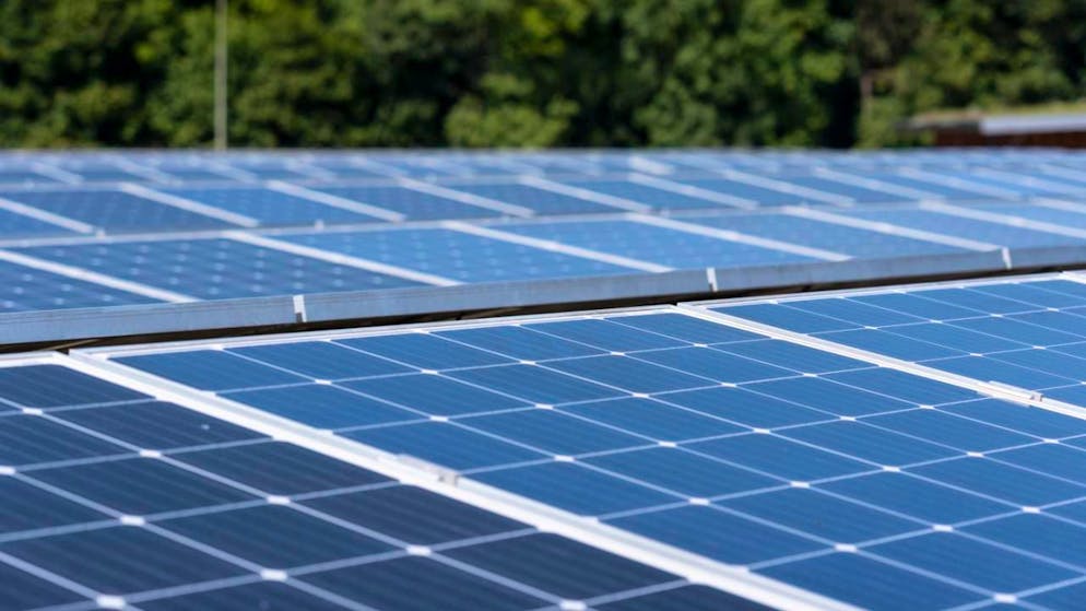 Investitionen in Projekte der Energieinfrastruktur wie Solaranlagen sind bei Schweizer Pensionskassen beliebt. (Archivbild)