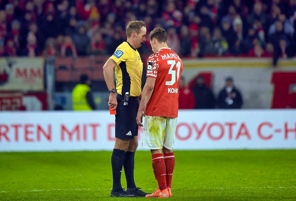 Sascha Stegemann shows Dominik Kohr the red card.