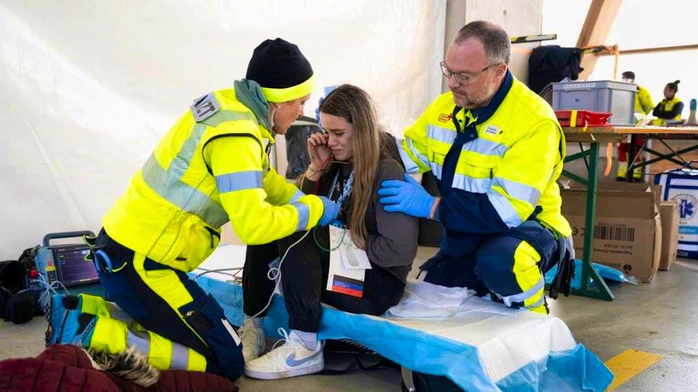 Around 1000 people took part in the rescue exercise in the Lötschberg tunnel: Medical personnel "treat" an extra in the BLS intervention center.