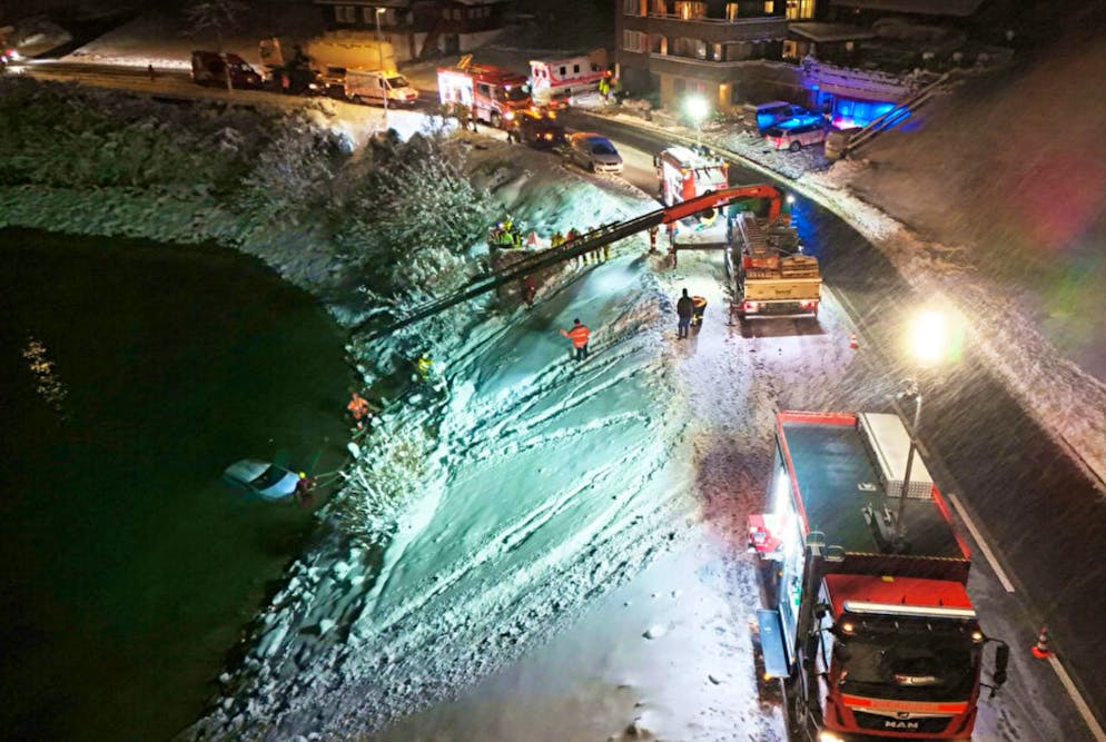 A car plunged into Lake Lungern on Friday evening.