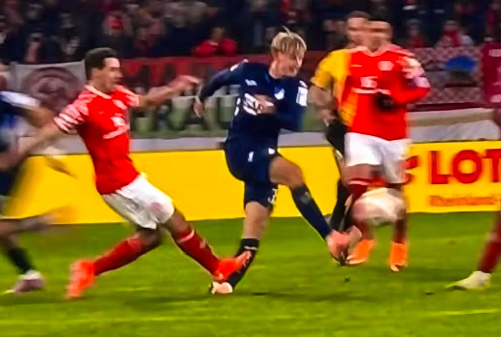 Für dieses Foul sieht Dominik Kohr Rot.