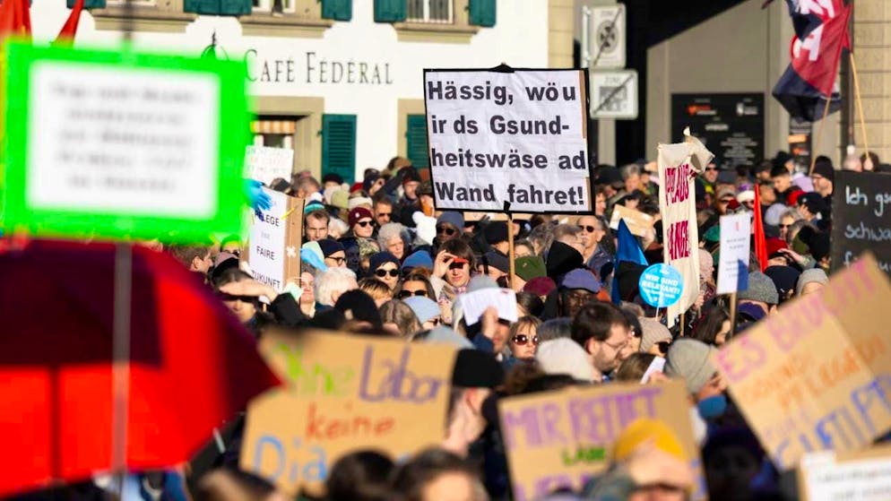 At least 3,000 people gathered on the Bundesplatz on Saturday afternoon to demonstrate for rapid implementation of the care initiative.