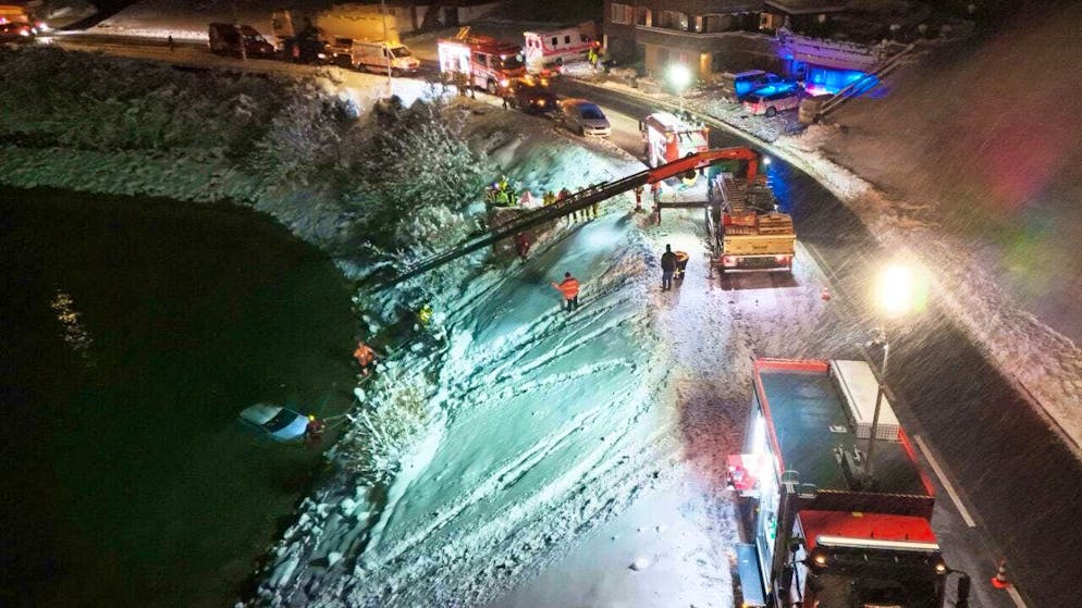 According to the police, a driver lost control of his vehicle and crashed into Lake Lungern.