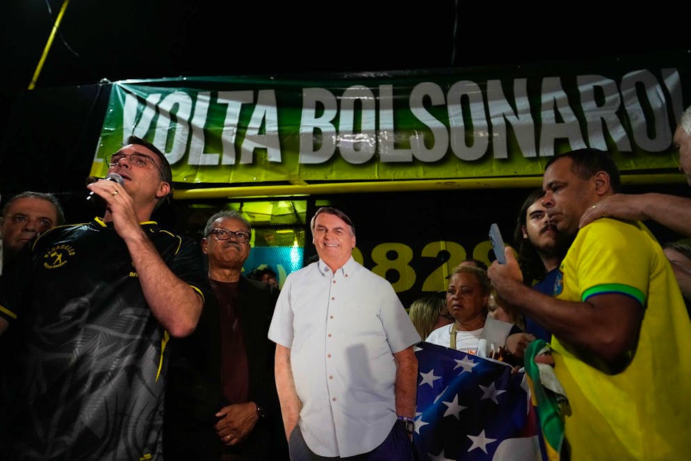 «Aus Neugier»: Bolsonaro beschädigt Fussfessel mit Lötkolben - Gallery. Bolsonaros Sohn Flavio trat bei einer Mahnwache vor dem Haus seines Vaters auf.