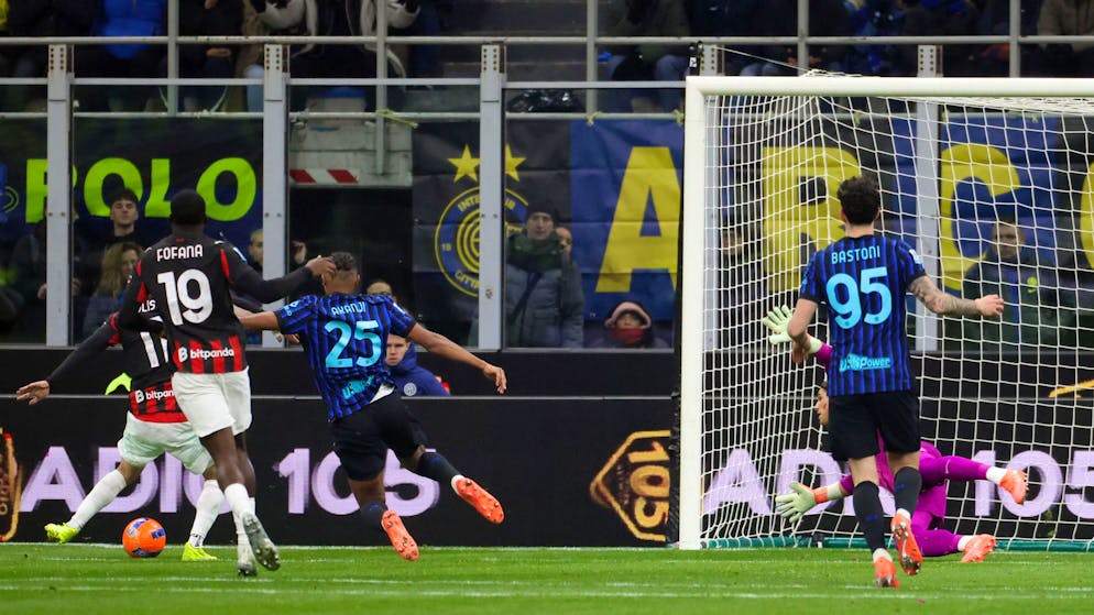 Manuel Akanji kommt beim Gegentor durch Pulisic einen Schritt zu spät.