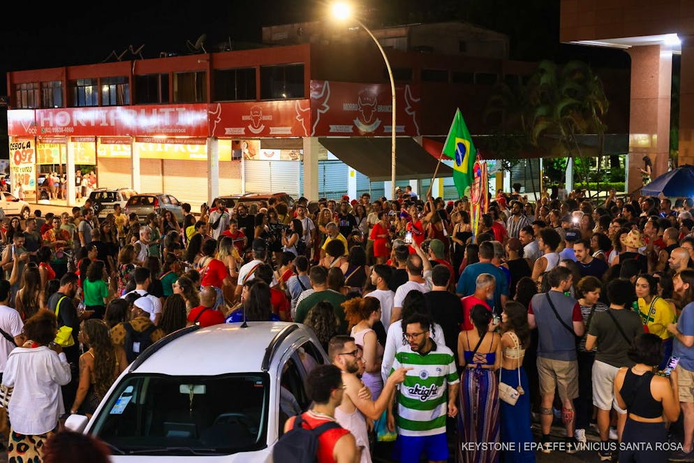 Nach der Verhaftung des ehemaligen Präsidenten Jair Bolsonaro in Brasília am 22. November 2025 feierten Demonstrierende auf den Strassen.