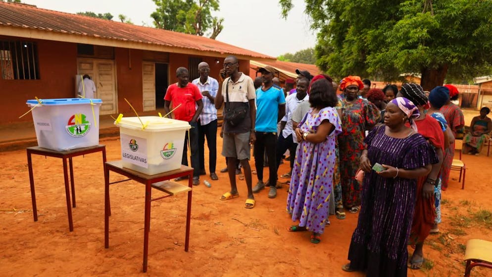 Menschen stehen vor einem Wahllokal Schlange, um ihre Stimme während der Präsidentschafts- und Parlamentswahlen in Bissau, Guinea-Bissau,  abzugeben. Foto: Darcicio Barbosa/AP/dpa