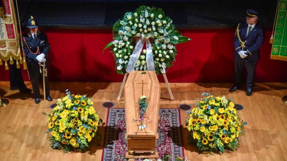 La bara della cantante italiana Ornella Vanoni al Piccolo Teatro Grassi di Milano. I funerali si terranno domani alle 15:00.