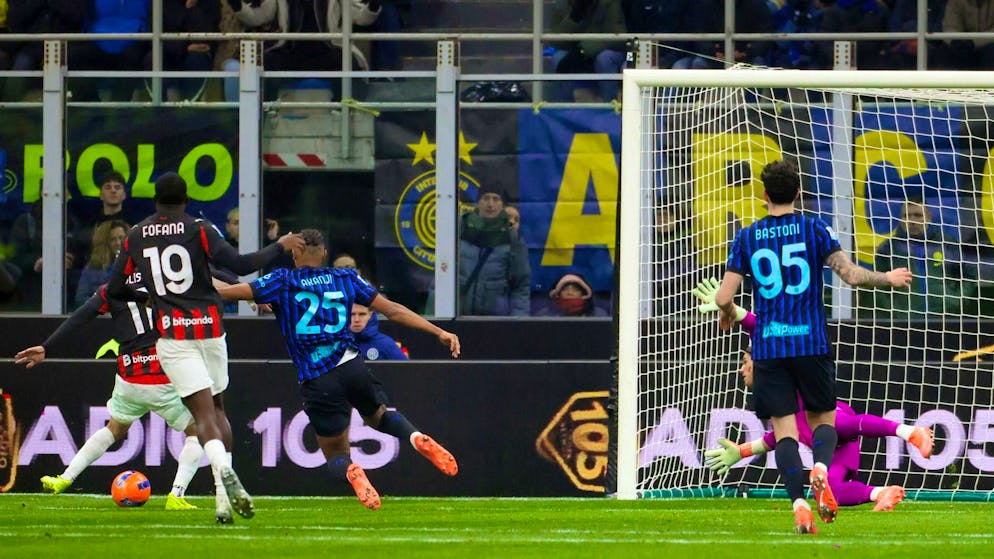 Manuel Akanji is one step too late for Pulisic's goal.