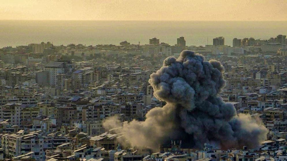 ARCHIVE - Thick black smoke rises from an area targeted by an Israeli airstrike on a southern suburb of Beirut, a bastion of pro-Iranian Hezbollah. Photo: Marwan Naamani/dpa